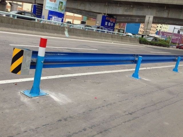 湖北分隔帶護(hù)欄板